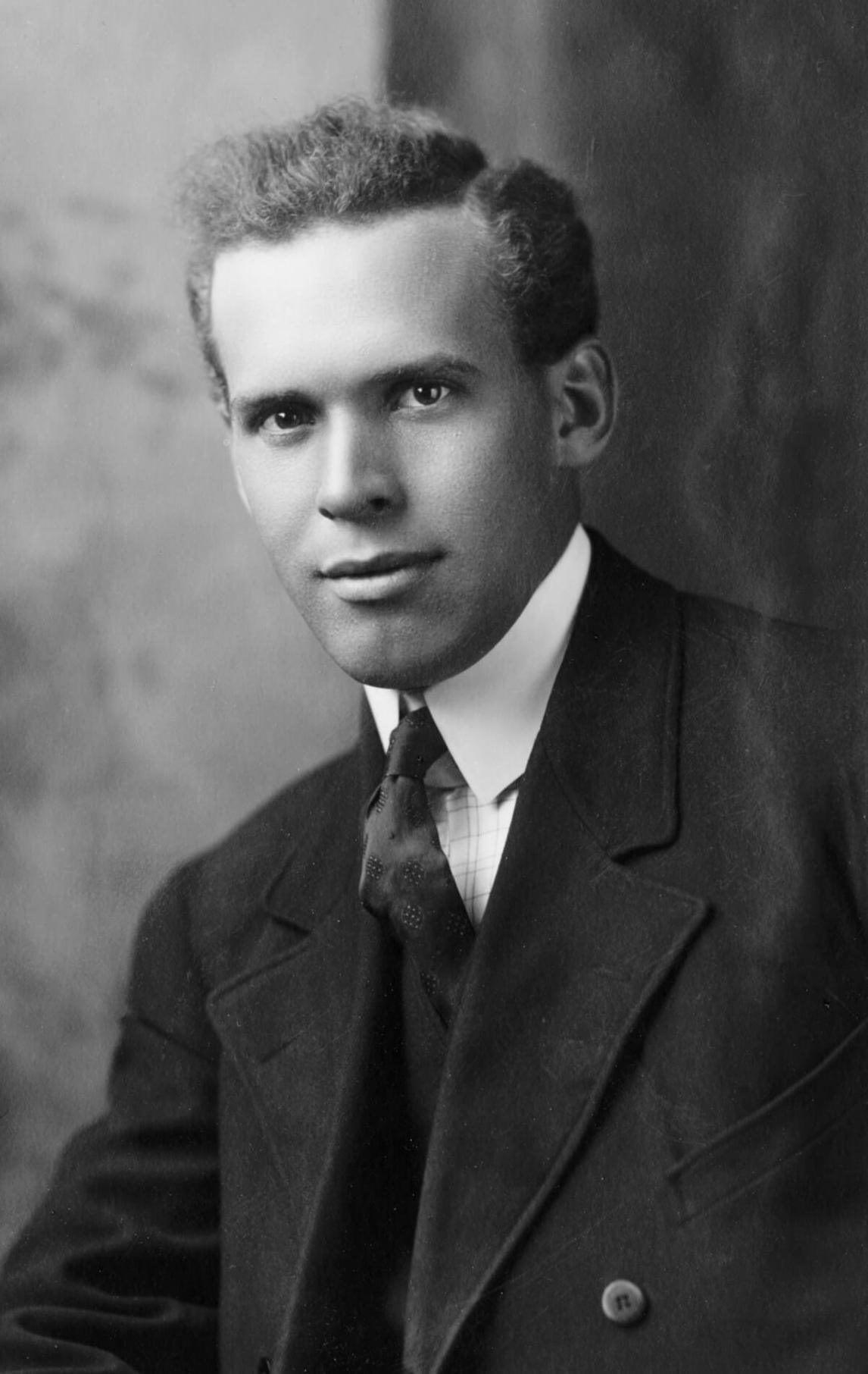 Art Canada Institute, Krauss Studio, photograph of FitzGerald at the age of twenty, 1910